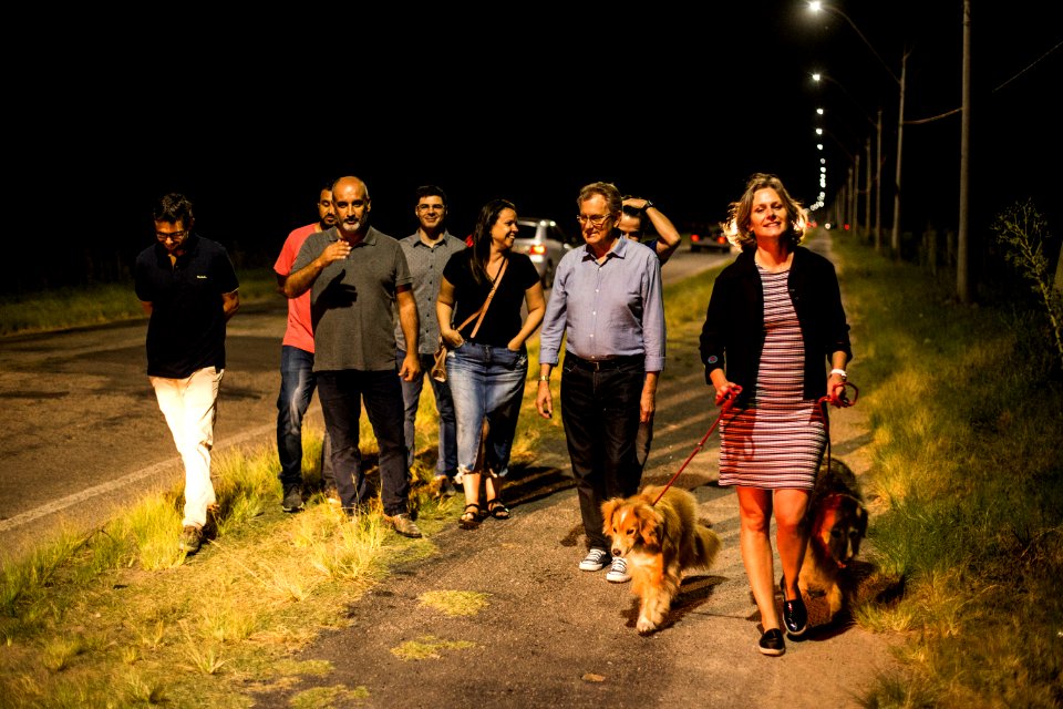 19.12.2019 - Prefeita Paula Mascarenhas e o vice Idemar Barz realizam caminhada de entrega da iluminação em LED da avenida Adolfo Fetter - Foto: Gustavo Vara