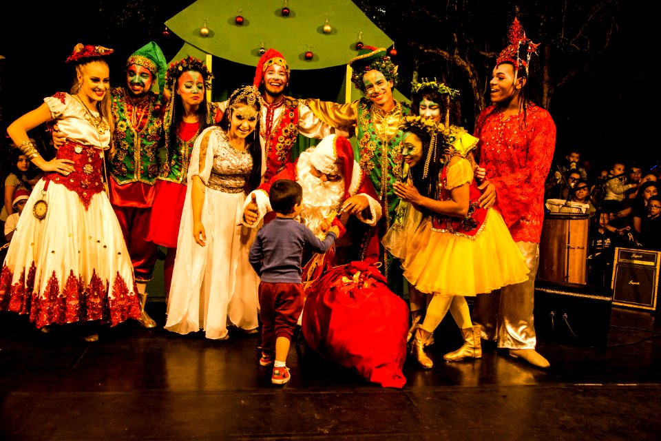 16.12.2019 -  Prefeita Paula Mascarenhas entrega a chave da cidade para o Papai Noel, durante a chegada na Praça Coronel Pedro Osório - Foto: Gustavo Vara