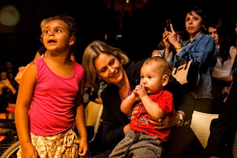 16.12.2019 -  Prefeita Paula Mascarenhas entrega a chave da cidade para o Papai Noel, durante a chegada na Praça Coronel Pedro Osório - Foto: Gustavo Vara