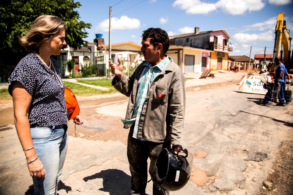 13.02.2020 - Prefeita Paula Mascarenhas e o vice Idemar Barz visitam as obras de drenagem da rua Mario Peiruque - Foto: Gustavo Vara