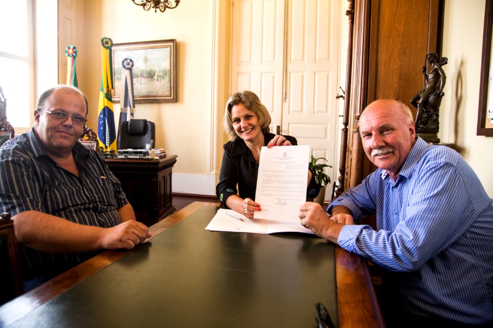 23.01.2020 - Prefeita Paula Mascarenhas realiza assinatura da lei 6.771 que autoriza a divulgação nas máquinas e veículos públicos dos produtos orgânicos e lácteos produzidos no município - Foto: Gustavo Vara