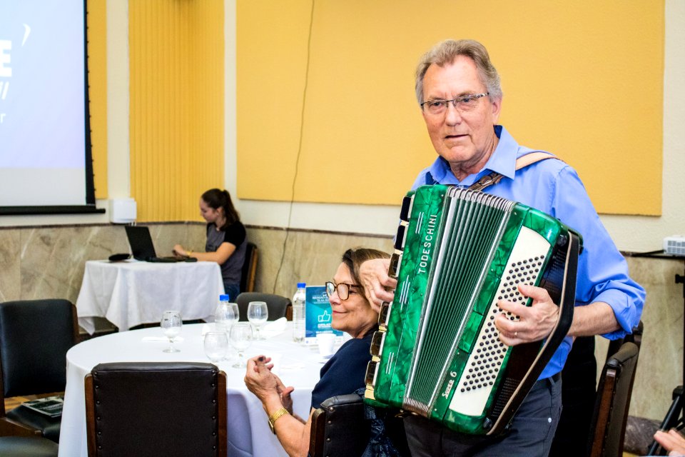 10.12.2019 - Vice-prefeito Idemar Barz participa da reunião-almoço Tá Na Hora com palestra do Badesul - Foto Michel Corvello