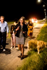 19.12.2019 - Prefeita Paula Mascarenhas e o vice Idemar Barz realizam caminhada de entrega da iluminação em LED da avenida Adolfo Fetter - Foto: Gustavo Vara