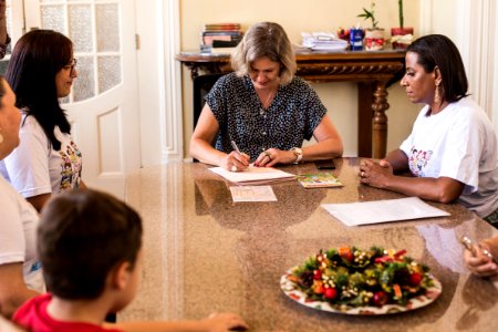 27.12.2019 - Prefeita Paula Mascarenhas realiza assinatura da lei 6.757 que inclui a Semana de Conscientização e Publicização da Doença de Duchenne Becker no calendário oficial do município. Lei de autoria da vereadora Daiane Dias - Foto: Gustavo Vara