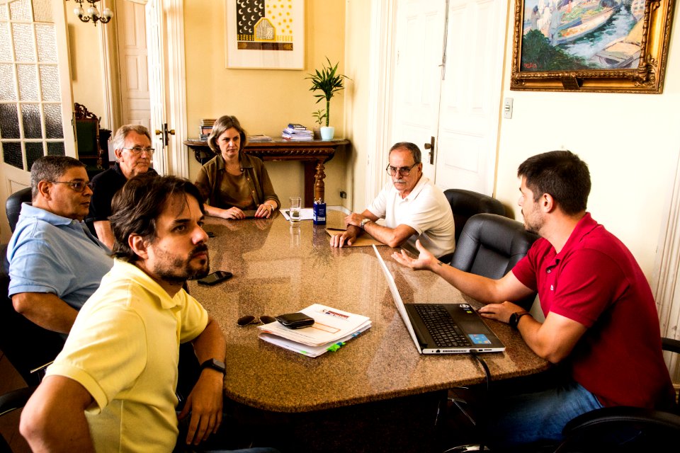 03.02.2020 - Prefeita Paula Mascarenhas em reunião com os secretários da Seplag e Smed sobre a construção de uma piscina pública ao lado do Ginásio Municipal - Foto: Gustavo Vara