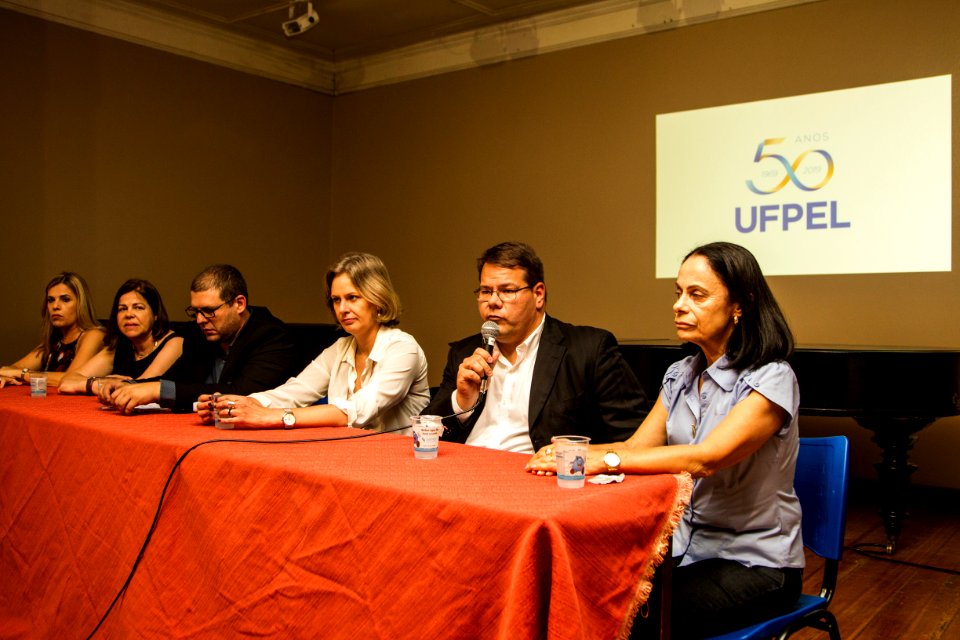 04.12.2019 - Coletiva de imprensa sobre prédio utilizado pelo Sanep, com a prefeita Paula Mascarenhas e o reitor Pedro Hallal - Foto: Gustavo Vara