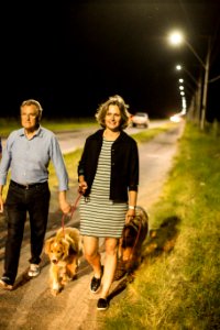 19.12.2019 - Prefeita Paula Mascarenhas e o vice Idemar Barz realizam caminhada de entrega da iluminação em LED da avenida Adolfo Fetter - Foto: Gustavo Vara