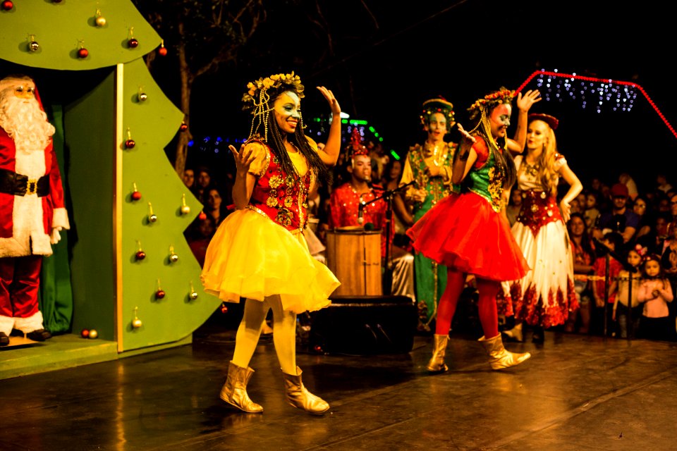 16.12.2019 -  Prefeita Paula Mascarenhas entrega a chave da cidade para o Papai Noel, durante a chegada na Praça Coronel Pedro Osório - Foto: Gustavo Vara