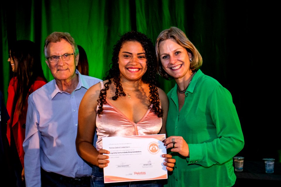 29.11.2019 - Prefeita Paula Mascarenhas e o vice Idemar Barz prestigiam a formatura dos cursos do projeto de Geração de Emprego e Renda da SHRF - Foto Michel Corvello