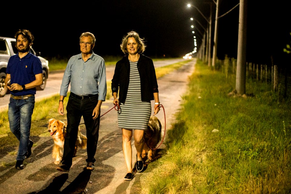 19.12.2019 - Prefeita Paula Mascarenhas e o vice Idemar Barz realizam caminhada de entrega da iluminação em LED da avenida Adolfo Fetter - Foto: Gustavo Vara