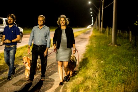 19.12.2019 - Prefeita Paula Mascarenhas e o vice Idemar Barz realizam caminhada de entrega da iluminação em LED da avenida Adolfo Fetter - Foto: Gustavo Vara