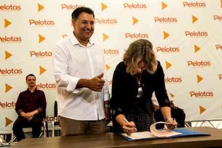 21.01.2020 - Prefeita Paula Mascarenhas realiza assinatura da lei que regulamenta o projeto Olho Vivo, do vereador Fabricio Tavares - Foto: Gustavo Vara