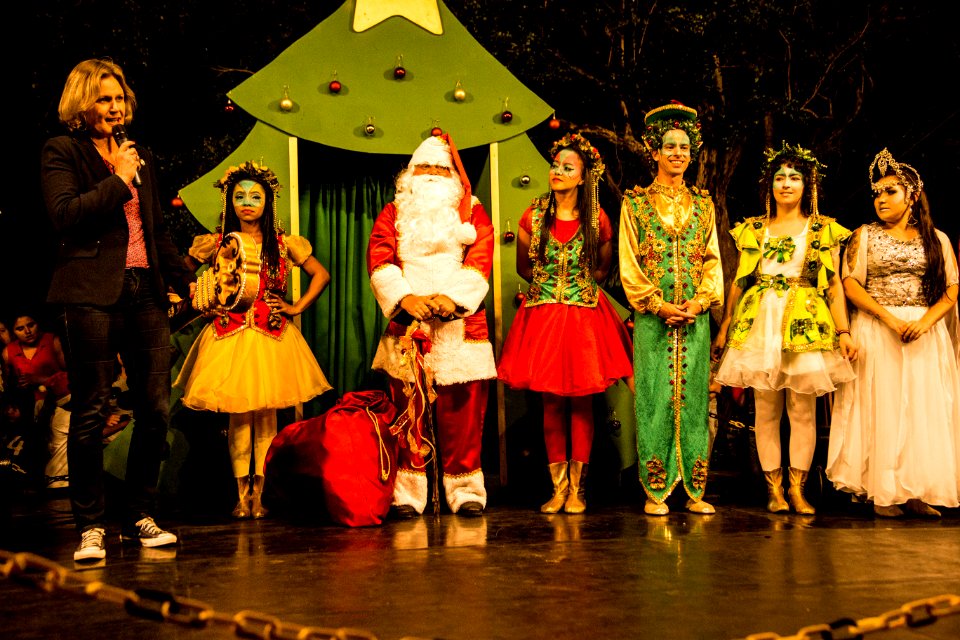 16.12.2019 -  Prefeita Paula Mascarenhas entrega a chave da cidade para o Papai Noel, durante a chegada na Praça Coronel Pedro Osório - Foto: Gustavo Vara