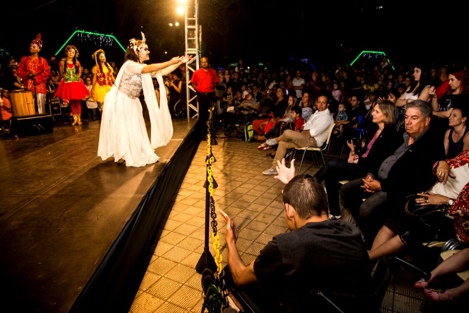 16.12.2019 -  Prefeita Paula Mascarenhas entrega a chave da cidade para o Papai Noel, durante a chegada na Praça Coronel Pedro Osório - Foto: Gustavo Vara