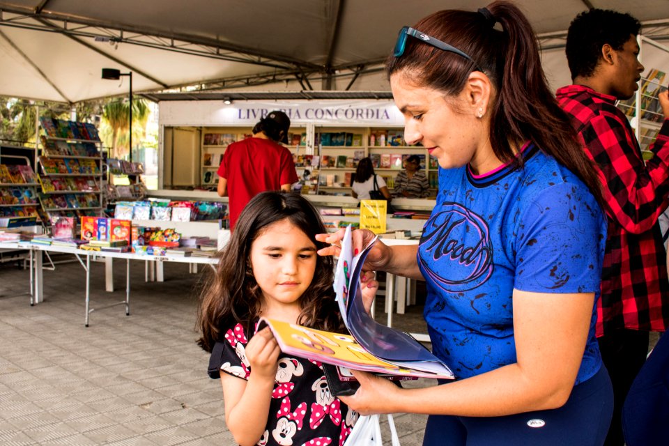 11.11.2019 - Alunos da rede municipal na Feira do Livro - Foto Michel Corvello