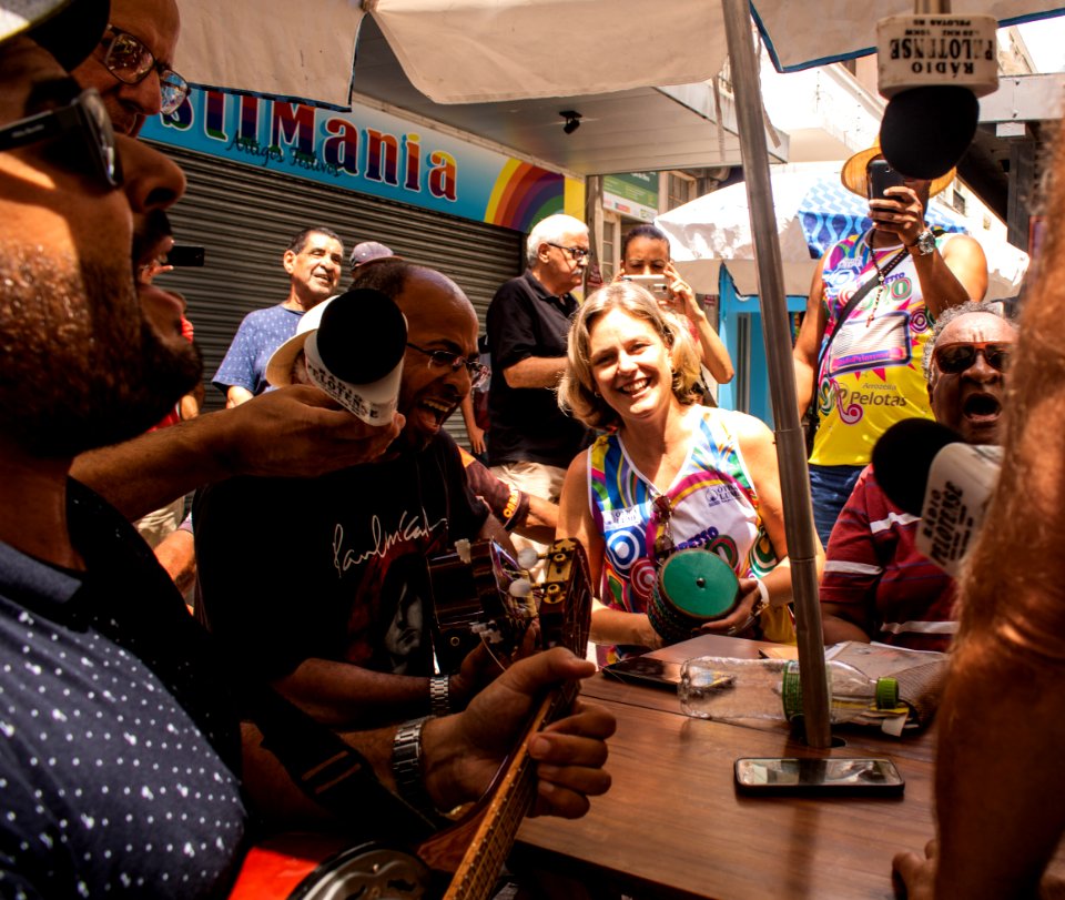 Prefeita Paula Mascarenhas prestigia Carnaval de rua do Bloco Expresso 620 com a Rádio Pelotense - Foto Michel Corvello