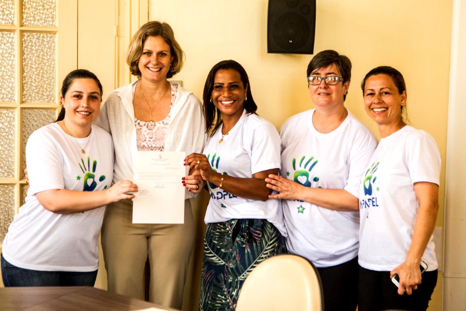 21.11.2019 - Prefeita Paula Mascarenhas realiza a assinatura da lei nº 6.739 que declara de utilidade pública a Associação de Pais de Down de Pelotas (Apadpel), de autoria da vereadora Daiane Dias - Foto: Gustavo Vara