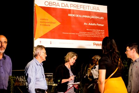 19.12.2019 - Prefeita Paula Mascarenhas e o vice Idemar Barz realizam caminhada de entrega da iluminação em LED da avenida Adolfo Fetter - Foto: Gustavo Vara