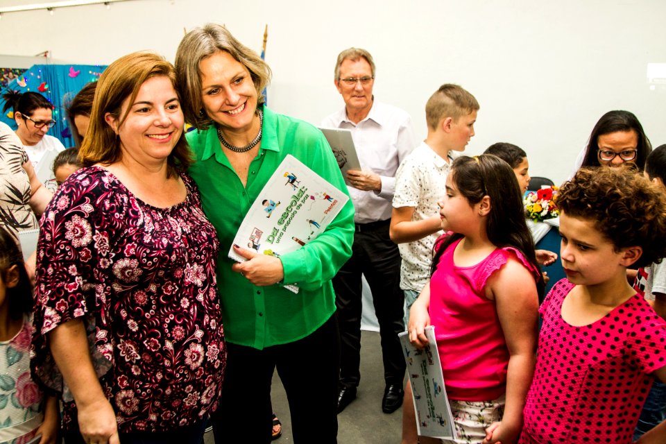 28.11.2019 - Prefeita Paula Mascarenhas  e o vice Idemar Barz participam do lançamento do livro ‘Escola: Uma proposta de Paz - Foto: Gustavo Vara