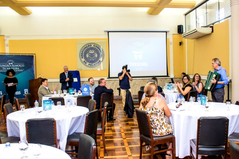 10.12.2019 - Vice-prefeito Idemar Barz participa da reunião-almoço Tá Na Hora com palestra do Badesul - Foto Michel Corvello