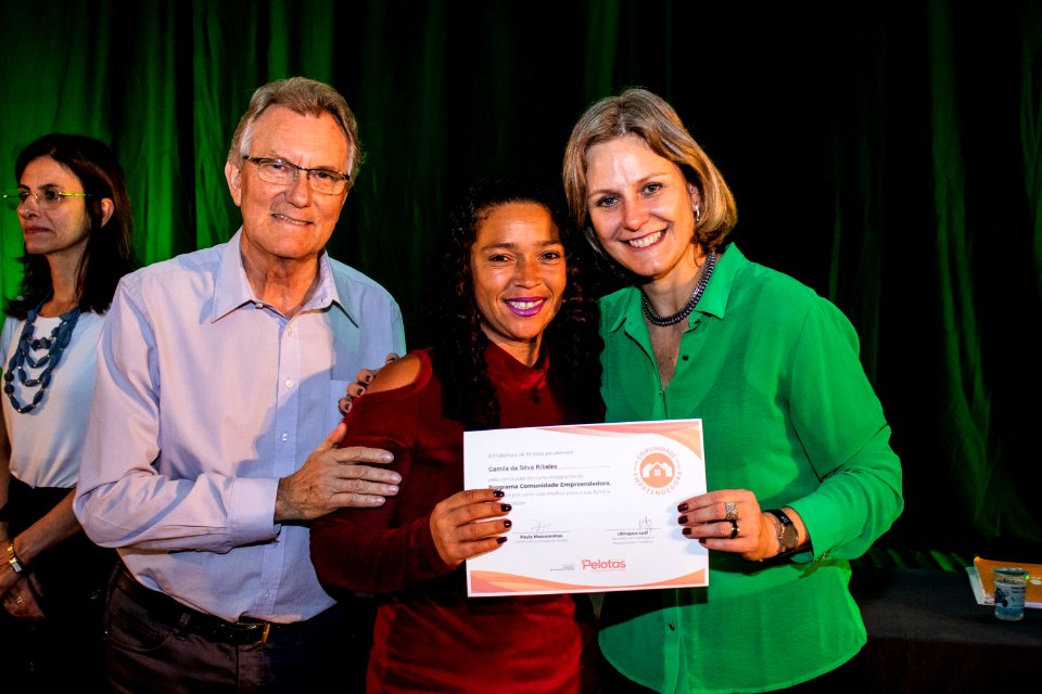 29.11.2019 - Prefeita Paula Mascarenhas e o vice Idemar Barz prestigiam a formatura dos cursos do projeto de Geração de Emprego e Renda da SHRF - Foto Michel Corvello
