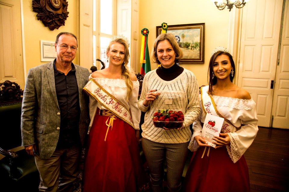 31.10.2019 - Prefeita Paula Mascarenhas recebe o convite para a Festa do Morango pelo secretário de Desenvolvimento Rural, Jair Seidel, acompanhado da Corte 2019 - Foto: Gustavo Vara