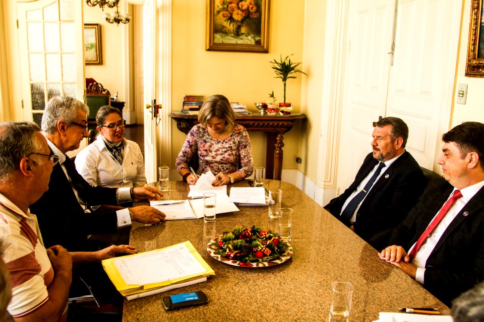 01.12.2019 - - Prefeita Paula Mascarenhas em reunião com a nova empresa gestora da UPA Areal, IB Saúde - Foto: Gustavo Vara