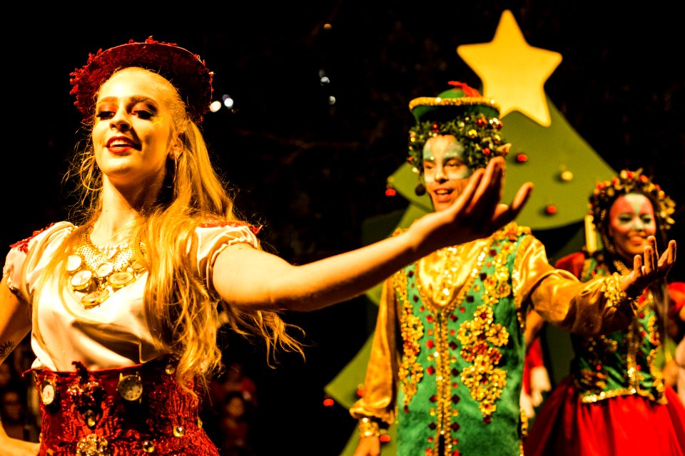 16.12.2019 -  Prefeita Paula Mascarenhas entrega a chave da cidade para o Papai Noel, durante a chegada na Praça Coronel Pedro Osório - Foto: Gustavo Vara