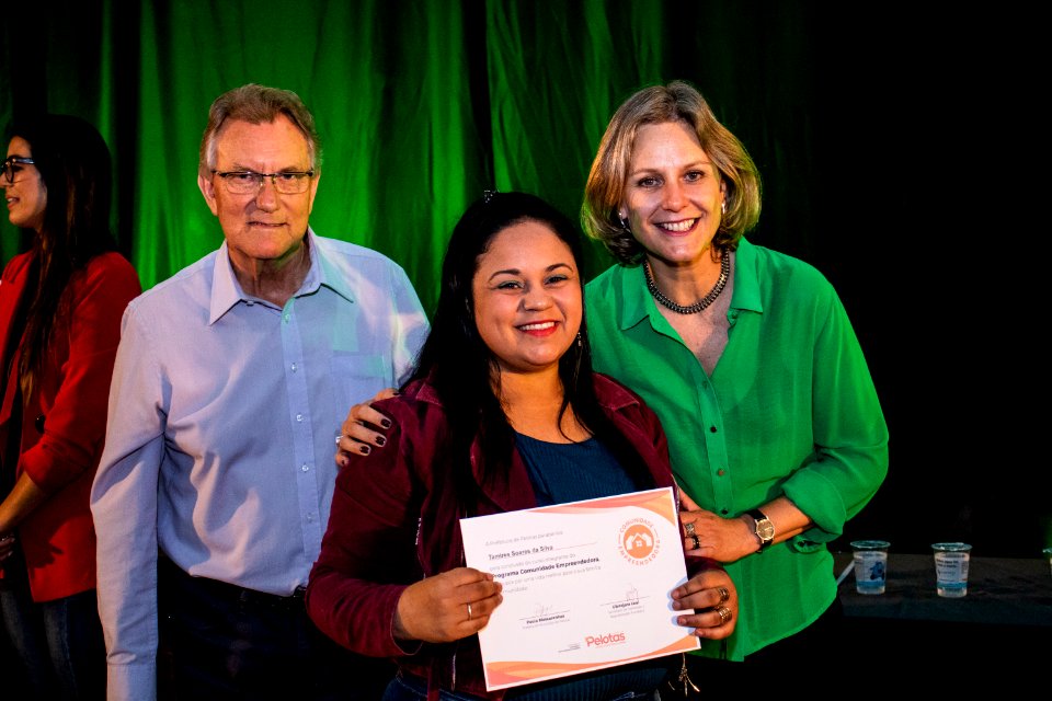 29.11.2019 - Prefeita Paula Mascarenhas e o vice Idemar Barz prestigiam a formatura dos cursos do projeto de Geração de Emprego e Renda da SHRF - Foto Michel Corvello