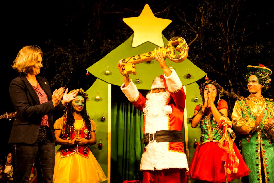 16.12.2019 -  Prefeita Paula Mascarenhas entrega a chave da cidade para o Papai Noel, durante a chegada na Praça Coronel Pedro Osório - Foto: Gustavo Vara