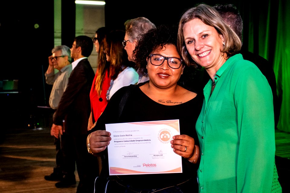 29.11.2019 - Prefeita Paula Mascarenhas e o vice Idemar Barz prestigiam a formatura dos cursos do projeto de Geração de Emprego e Renda da SHRF - Foto Michel Corvello
