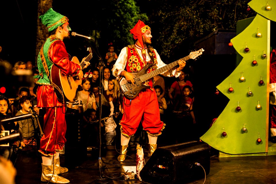 16.12.2019 -  Prefeita Paula Mascarenhas entrega a chave da cidade para o Papai Noel, durante a chegada na Praça Coronel Pedro Osório - Foto: Gustavo Vara
