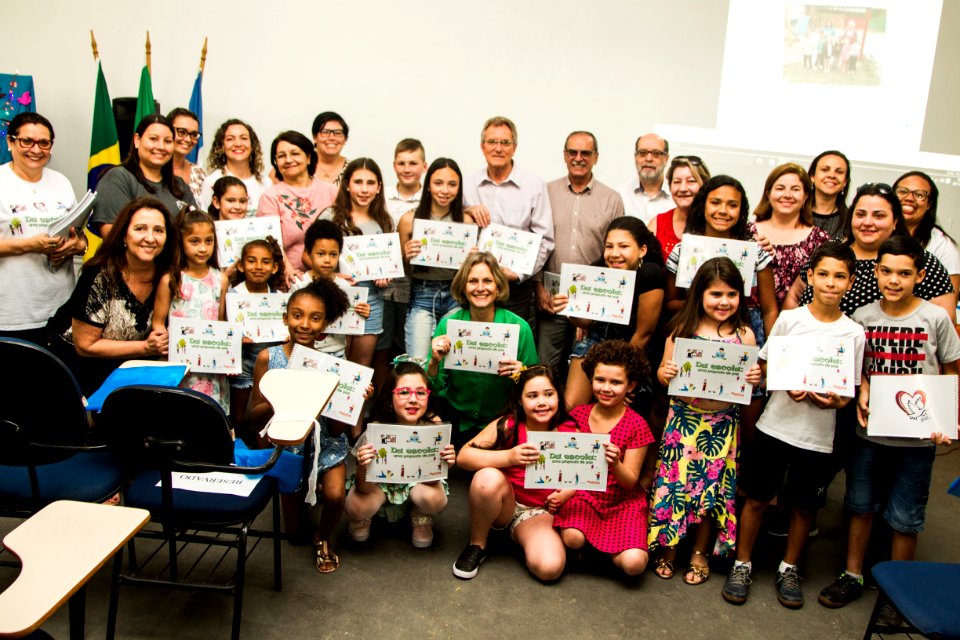 28.11.2019 - Prefeita Paula Mascarenhas  e o vice Idemar Barz participam do lançamento do livro ‘Escola: Uma proposta de Paz - Foto: Gustavo Vara