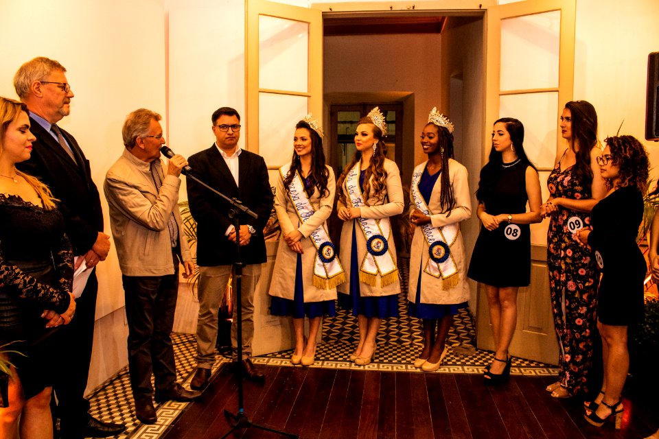 12.11.2019 - Vice-prefeito Idemar Barz prestigia a apresentação das candidatas a Baronesa da Fenadoce 2020 - Foto Michel Corvello