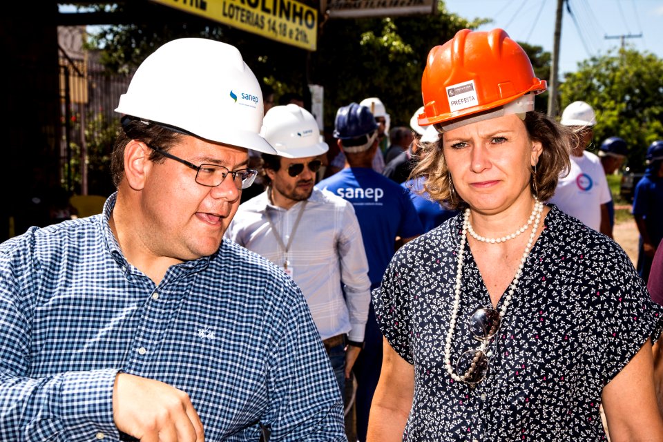 13.02.2020 - Prefeita Paula Mascarenhas e o vice Idemar Barz visitam as obras de drenagem da rua Mario Peiruque - Foto: Gustavo Vara