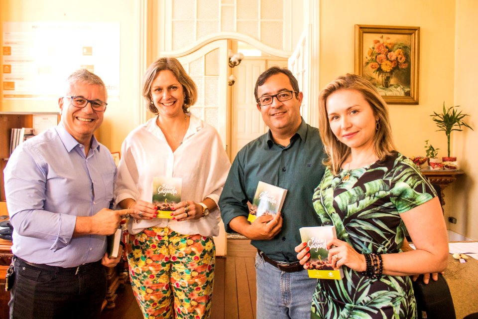 13.12.2019 - Prefeita Paula Mascarenhas recebe livro da Bíblia Sagrada do vereador Enéias Clarindo (PSDB) - Foto Michel Corvello