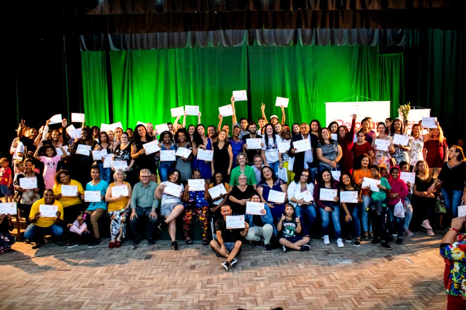 29.11.2019 - Prefeita Paula Mascarenhas e o vice Idemar Barz prestigiam a formatura dos cursos do projeto de Geração de Emprego e Renda da SHRF - Foto Michel Corvello