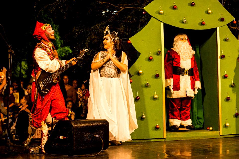 16.12.2019 -  Prefeita Paula Mascarenhas entrega a chave da cidade para o Papai Noel, durante a chegada na Praça Coronel Pedro Osório - Foto: Gustavo Vara