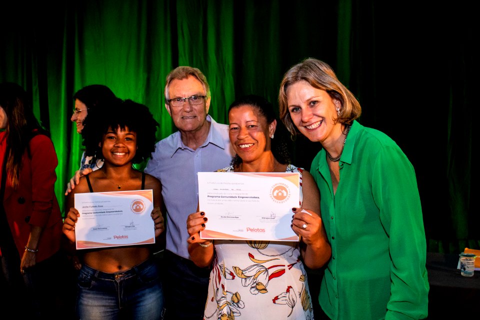 29.11.2019 - Prefeita Paula Mascarenhas e o vice Idemar Barz prestigiam a formatura dos cursos do projeto de Geração de Emprego e Renda da SHRF - Foto Michel Corvello