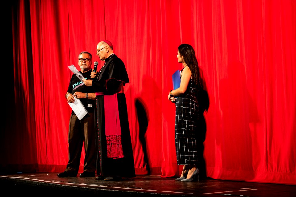 26.11.2019 - Vice-prefeito Idemar Barz prestigia espetáculo em homenagem aos 120 anos de Dom Antônio Zattera - Foto Michel Corvello