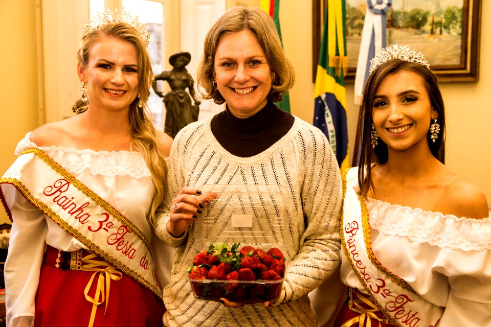 31.10.2019 - Prefeita Paula Mascarenhas recebe o convite para a Festa do Morango pelo secretário de Desenvolvimento Rural, Jair Seidel, acompanhado da Corte 2019 - Foto: Gustavo Vara