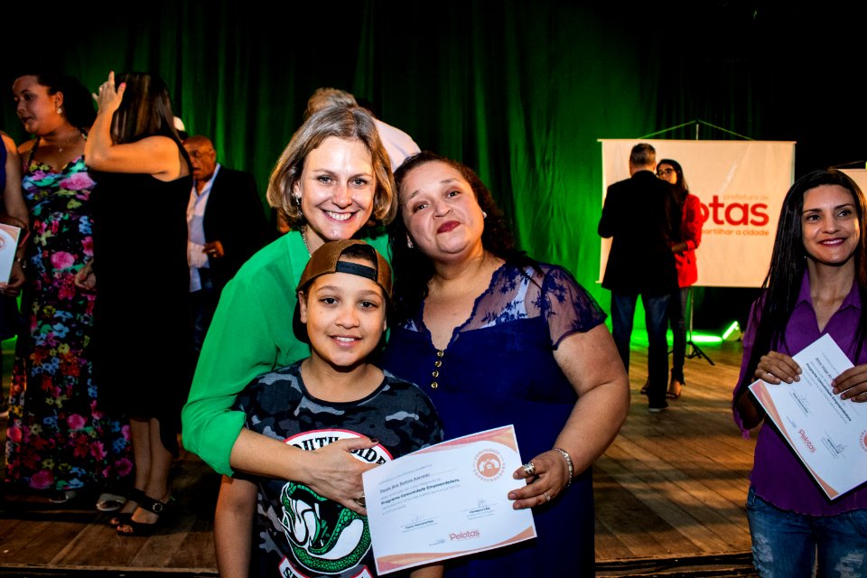 29.11.2019 - Prefeita Paula Mascarenhas e o vice Idemar Barz prestigiam a formatura dos cursos do projeto de Geração de Emprego e Renda da SHRF - Foto Michel Corvello