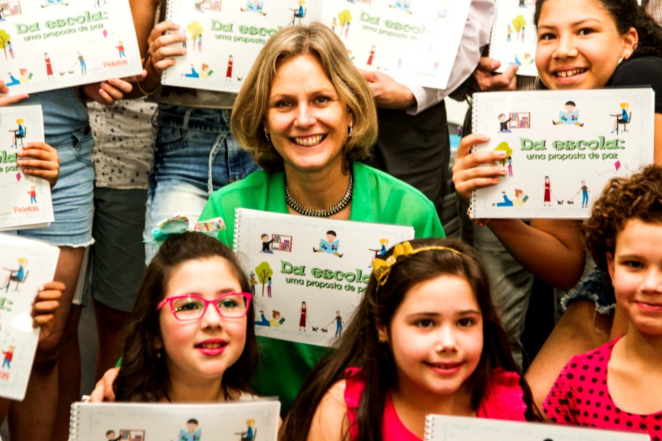 28.11.2019 - Prefeita Paula Mascarenhas  e o vice Idemar Barz participam do lançamento do livro ‘Escola: Uma proposta de Paz - Foto: Gustavo Vara