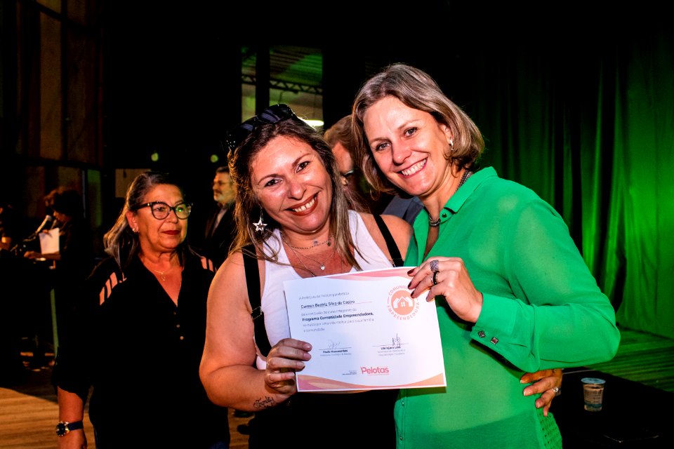 29.11.2019 - Prefeita Paula Mascarenhas e o vice Idemar Barz prestigiam a formatura dos cursos do projeto de Geração de Emprego e Renda da SHRF - Foto Michel Corvello
