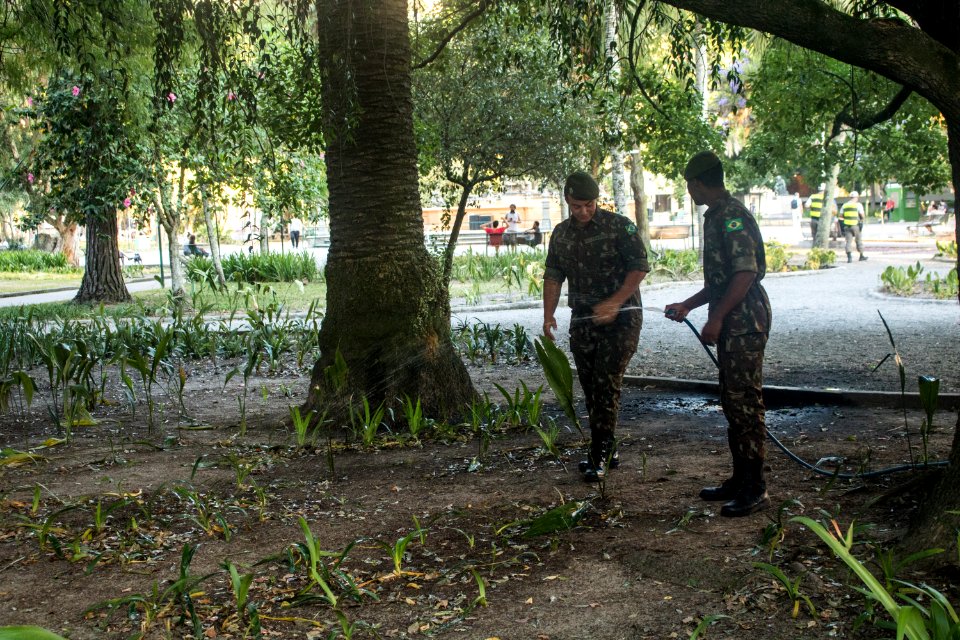 11.12.2019 - Militares auxiliam na jardinagem da Praça Coronel Pedro Osório - Foto Michel Corvello
