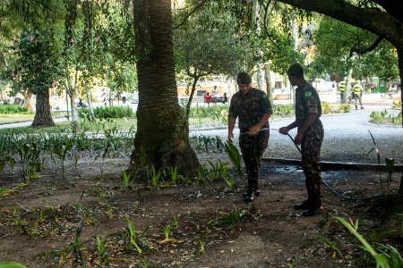 11.12.2019 - Militares auxiliam na jardinagem da Praça Coronel Pedro Osório - Foto Michel Corvello