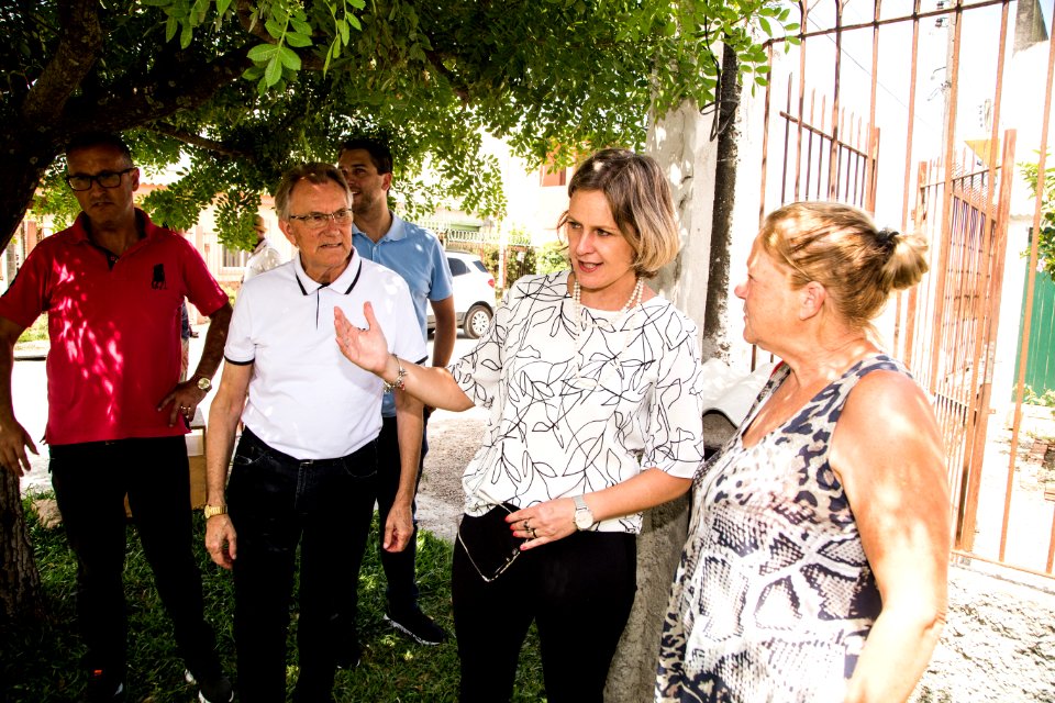 24.01.2020 - Rua do Loteamento 4 de Agosto recebe tratamento asfáltico - Foto: Gustavo Vara