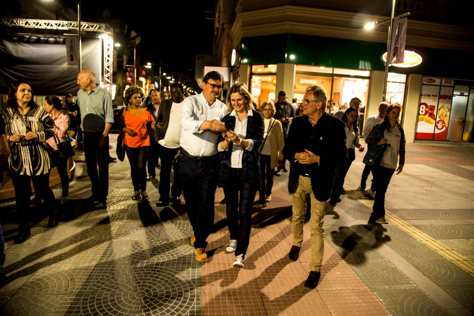 30.09.2019 - Prefeita Paula Mascarenhas e o vice Idemar Barz na caminhada de entrega do Calçadão da rua Andrade Neves - Foto: Gustavo Vara