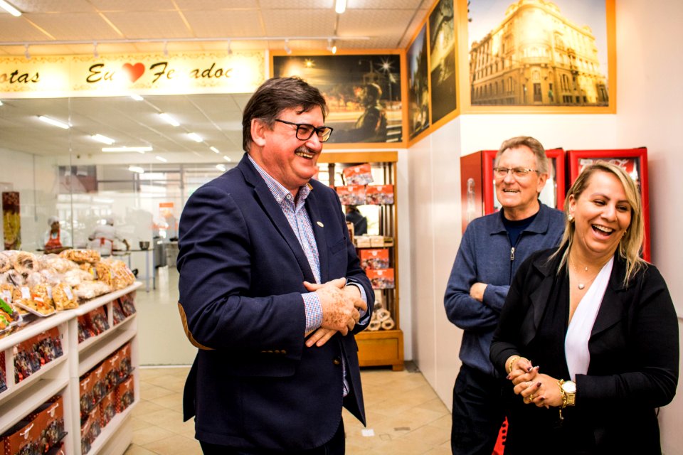 27.09.2019 - Vice-prefeito Idemar Barz e o secretário Gilmar Bazanella da Sdeti realizam visita guiada à fábrica de doces Monalu como parte da Semana do Turismo - Foto Michel Corvello