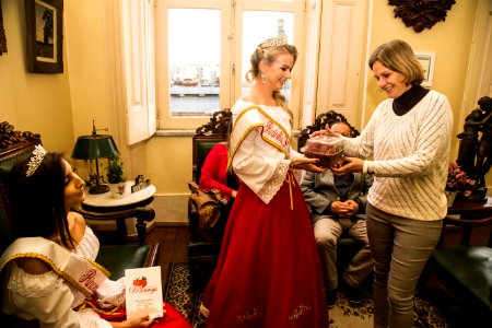 31.10.2019 - Prefeita Paula Mascarenhas recebe o convite para a Festa do Morango pelo secretário de Desenvolvimento Rural, Jair Seidel, acompanhado da Corte 2019 - Foto: Gustavo Vara